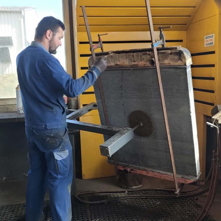 Nous réparons des radiateurs automobiles.